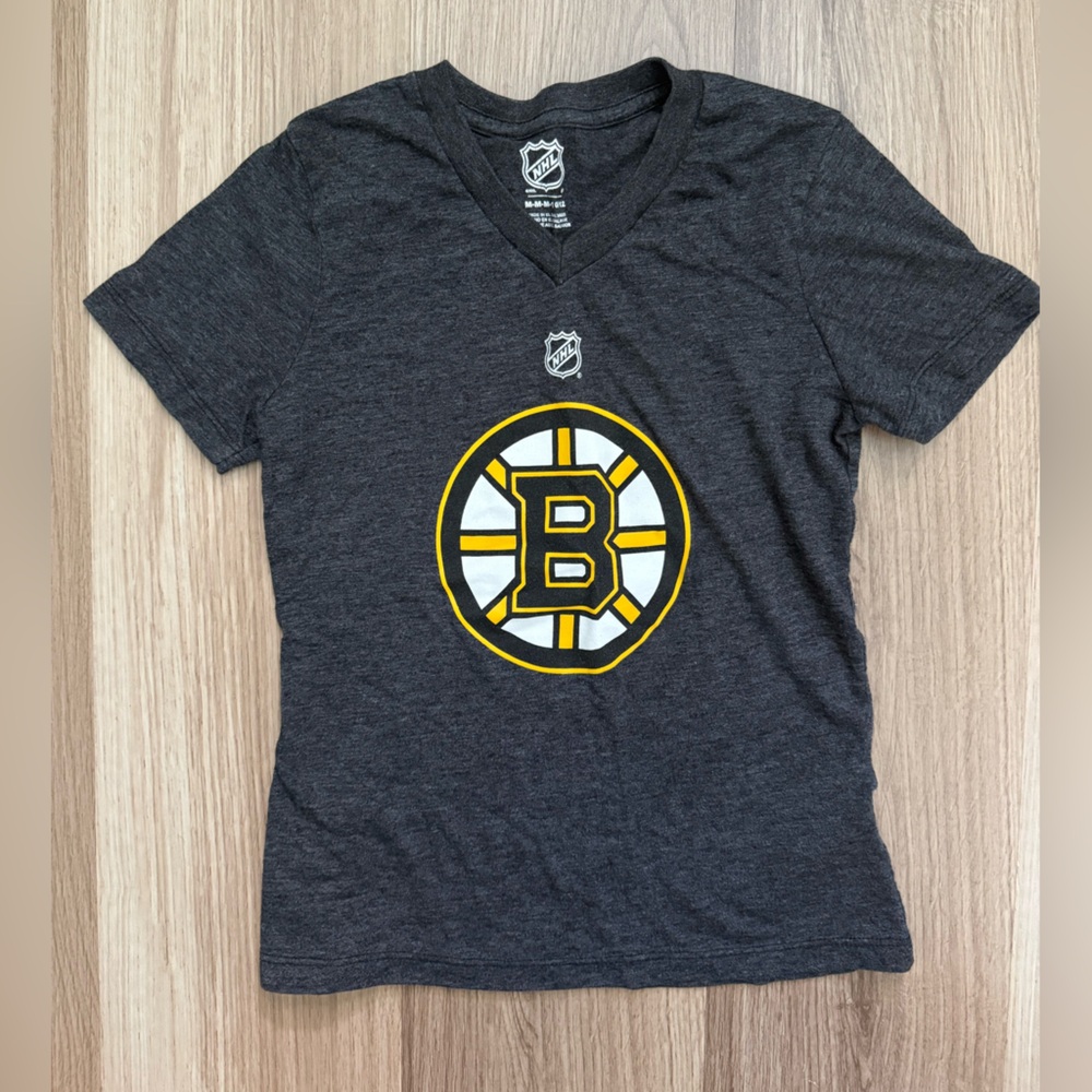 Boston Bruins NHL youth v-neck tshirt size 10-12 Medium